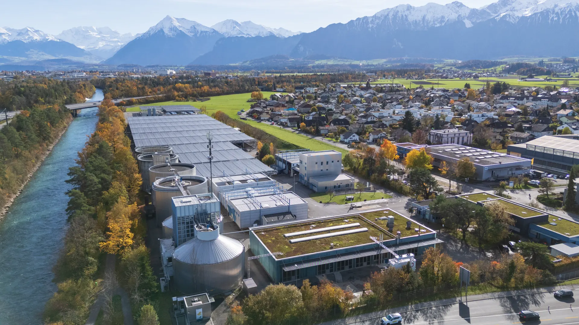 Auf der ARA Thunersee steht jetzt die grösste faltbare Solaranlage der Welt